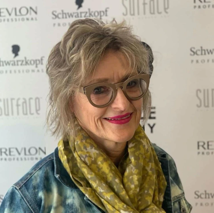 Ideen für flotte Kurzhaarfrisuren ab 60 mit Brille gestuft