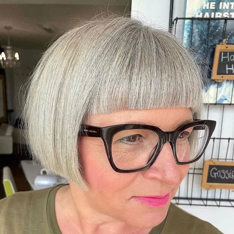 Kurzer French Bob mit stumpfem Pony für graue Haare und Brille