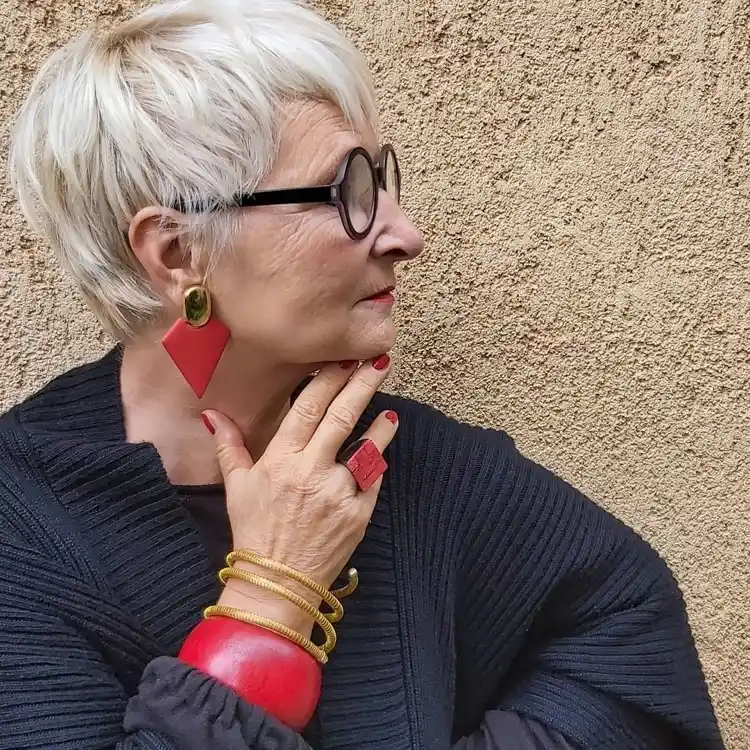 Long Pixie für Frauen ab 60 mit Brille
